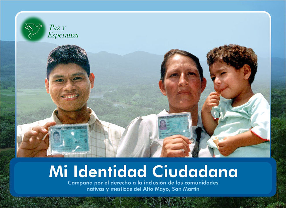Imagen de un joven, una señora y su menor hijo, mostrando sus documentos de identidad